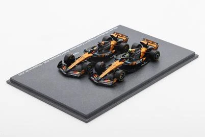 Set Fórmula 1 McLaren MCL39 F1 Constructors' Champion 2025 1:64 Spark