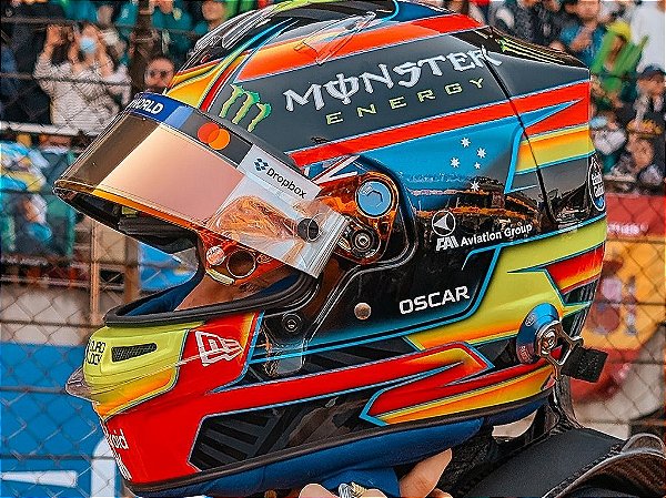 Capacete Oscar Piastri 2025 McLaren Formula 1 Team 1:5 Spark