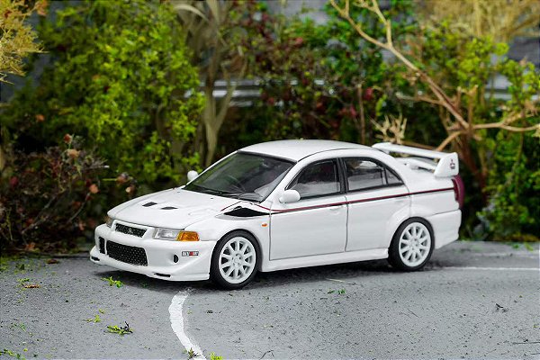*** PRÉ-ORDER *** Mitsubishi Lancer Evolution VI GSR T.M.E 1:64 MOTORHELIX Branco