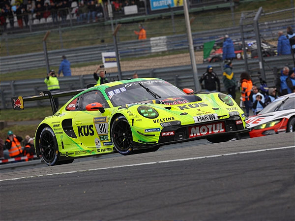 *** PRÉ-ORDER *** Porsche 911 GT3 R (992) Evo26 Manthey 24Hs Nürburgring 2026 1:64 Spark QTD3