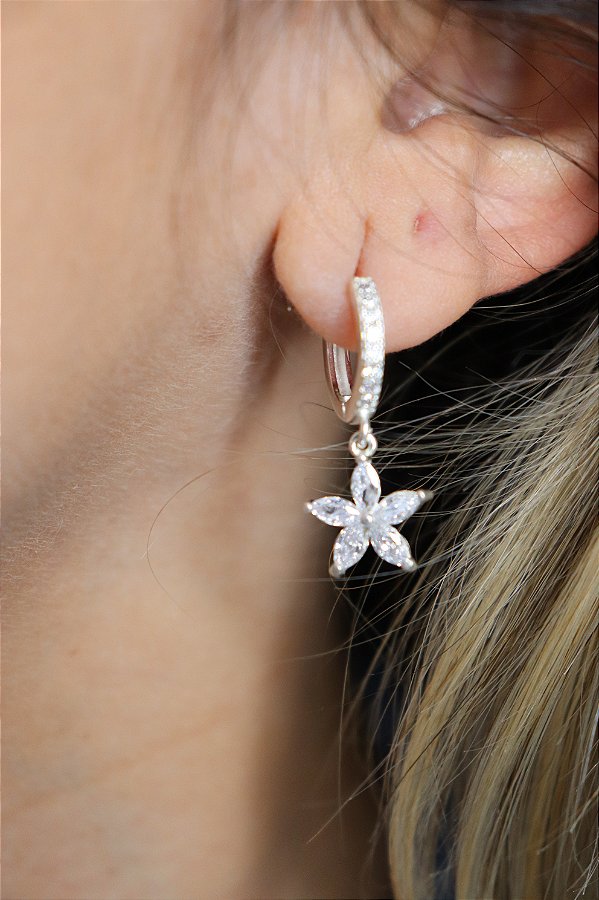 Brinco Flor com Zircônias em Prata 925 – Feminino, Delicado e Brilhante