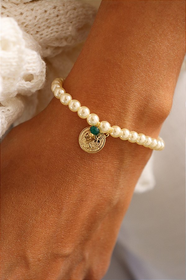 Pulseira Feminina com Pérolas e Medalha São Bento Dourada – Joia de Fé e Elegância