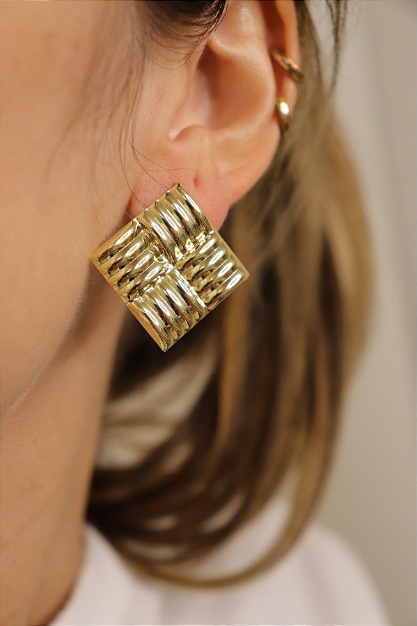 O Brinco Quadrado Banhado a Ouro 18K com Design Texturizado