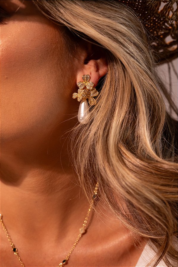Brinco Luxo Floral com Pérola Gota