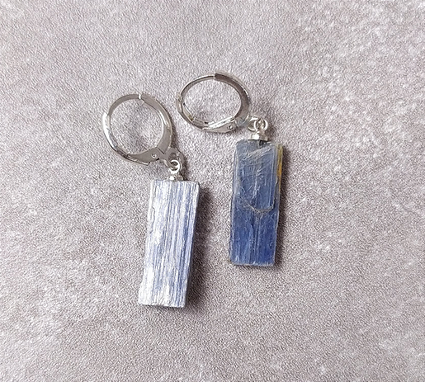 Brinco de Cianita Azul Bruto "Proteção do Arcanjo Miguel" - Argola - Banho prata