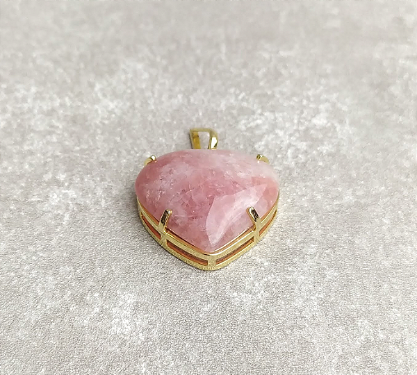 Pingente de Quartzo Morango em Coração - Com Garra - Banho ouro - "Amor e Felicidade"