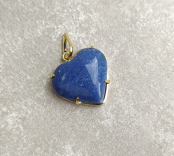 Pingente de Quartzo Azul em Coração - Com Garra - Banho ouro - "Tranquilidade e Coragem"