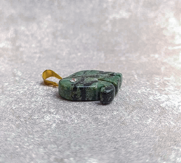 Pingente de Jade Nefrita em Elefante - Banho ouro - "Boa Sorte e Proteção"