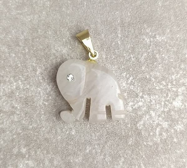 Pingente de Quartzo Branco em Elefante - Banho ouro - "Paz e Purificação"
