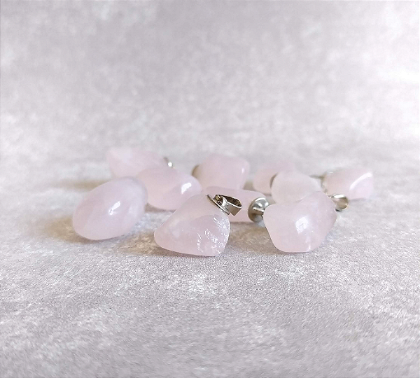 Pingente de Quartzo Rosa Rolado - Banho Prata - "Amor"