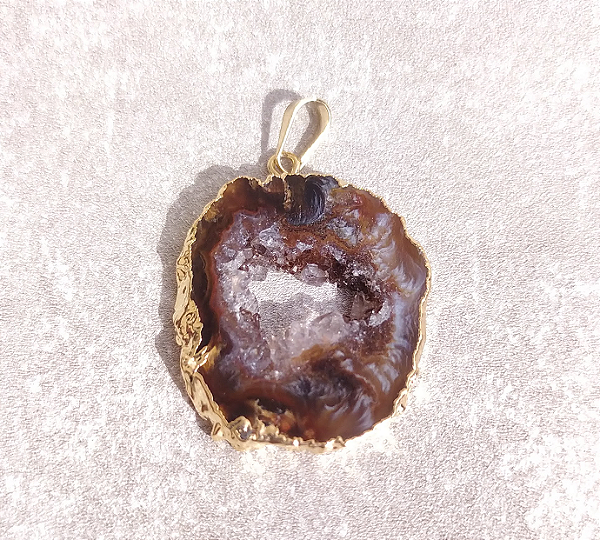Pingente Geodo de Ágata M - Banho Ouro - "Boa Sorte"