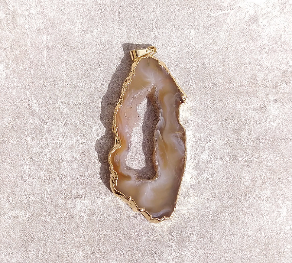 Pingente Geodo de Ágata G - Banho Ouro - "Boa Sorte"