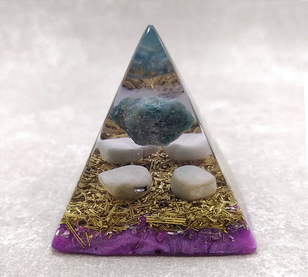 Orgonite com Apatita Verde e Quartzo Azul 5,5cm "Criatividade e Tranquilidade"