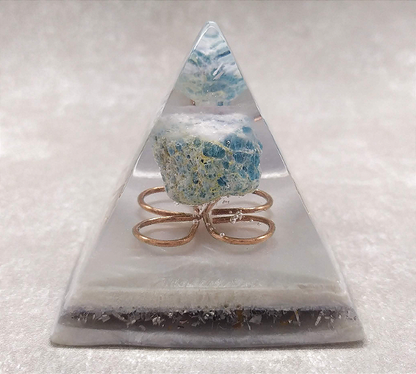 Orgonite com Apatita Azul 6,5cm  "Criatividade e Fortalecimento"