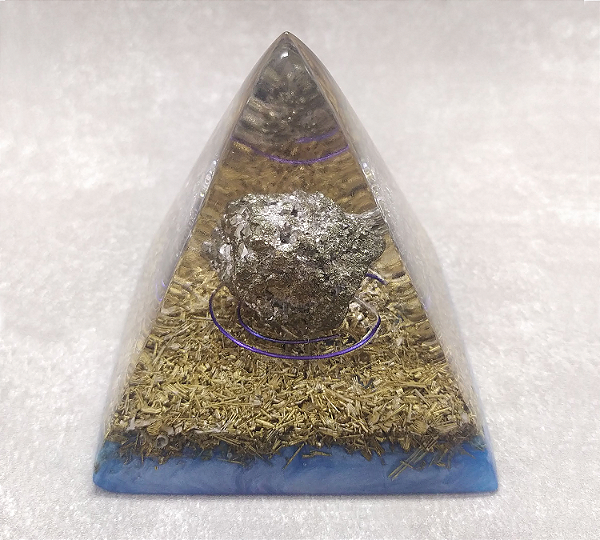 Orgonite com Pirita 8,5cm "Prosperidade - Sucesso" (base azul)