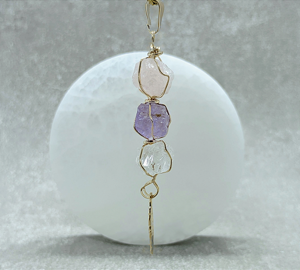 Pingente Pena Quartzo Rosa, Ametista e Cristal - Dourado.