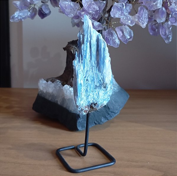 Cianita Azul na Base de ferro 11cm - "Proteção do Arcanjo Miguel"