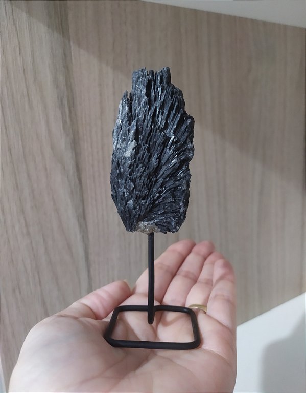 Cianita Preta (Vassoura de Bruxa) na Base de Ferro 12cm - "Limpeza Energética e Espiritual, cura e Proteção"