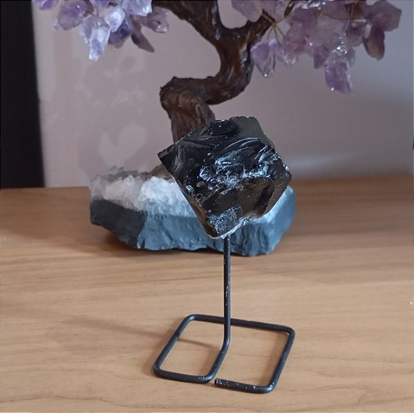 Obsidiana Negra na Base de Ferro 11 cm - "Proteção e Cura Espiritual"