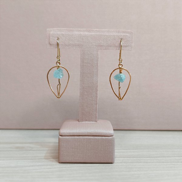 Brinco Passante Folha Água Marinha - "Calma, Coragem e Sensibilidade."