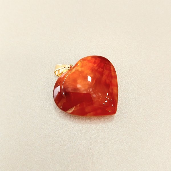 Pingente Coração Agata Vermelha 26mm Pino. Pedras Naturais Banhado a Ouro