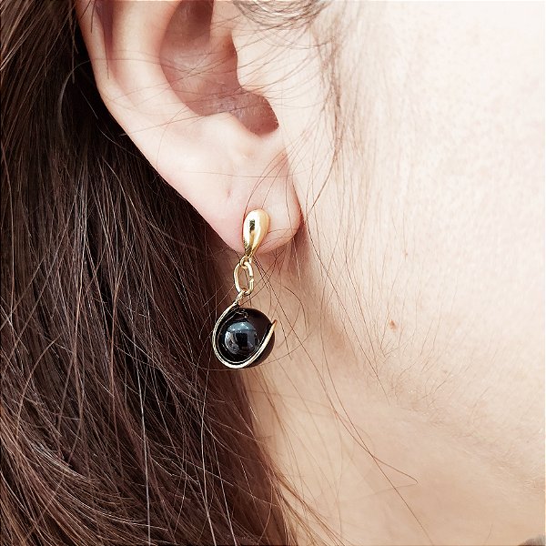 Brinco de Bolinha Agata Negra 8mm e 10mm. Pedras Naturais. Banho Ouro