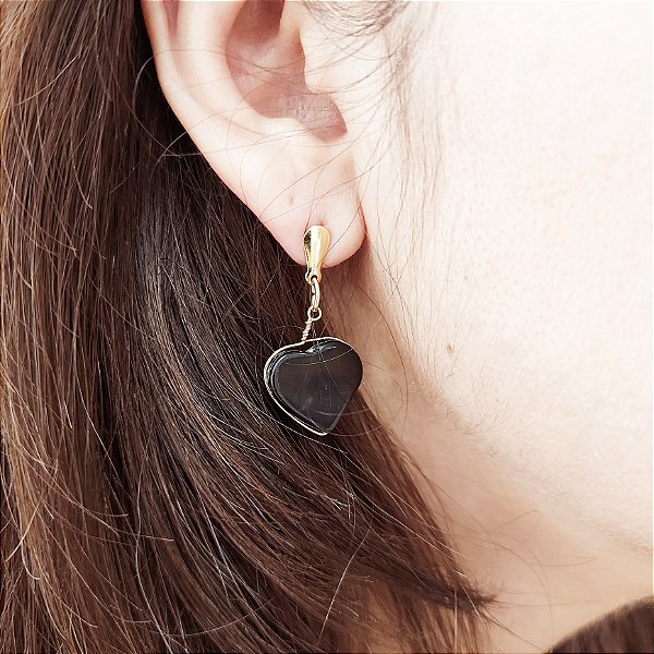 Brinco de Coração Obsidiana Negra P. Pedras Naturais Banhado a Ouro