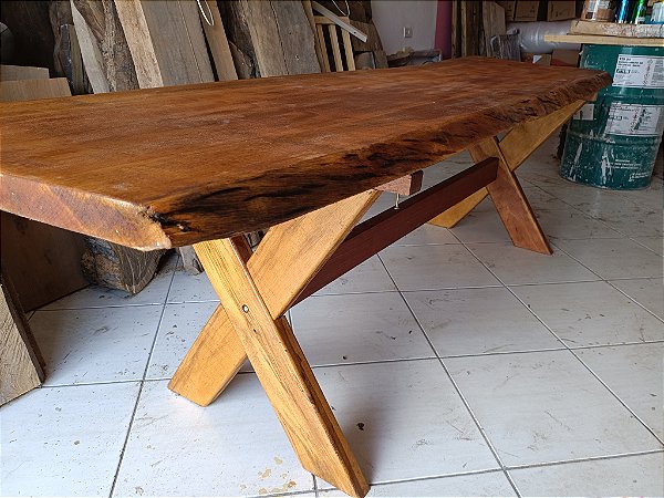 Mesa rústica com borda organica