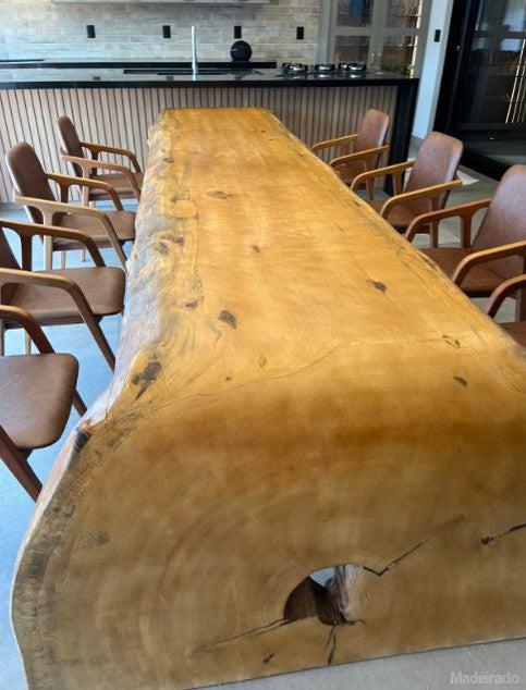 Mesa rústica borda cascata