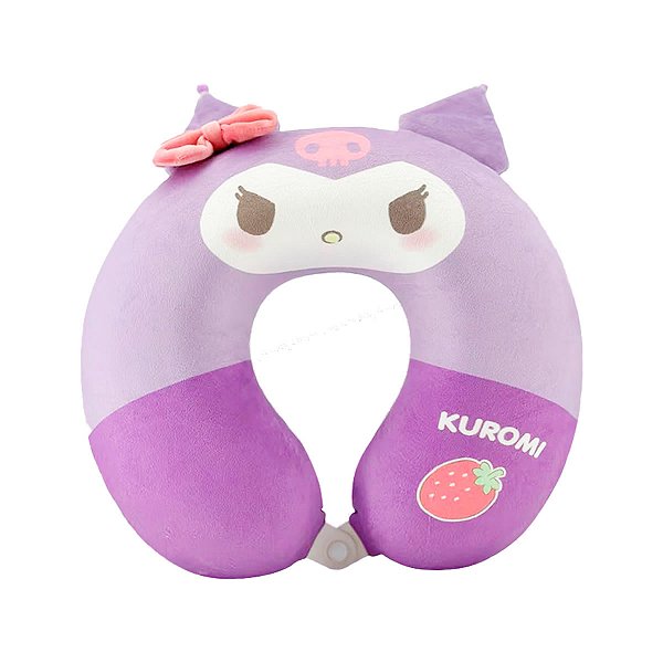 ALMOFADA DE PESCOÇO FORMATO DE U MODELO SANRIO KUROMI COM LAÇO 30 X 28 CM.