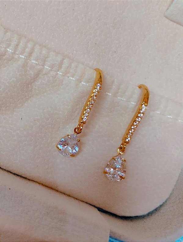 Brinco gancho invertido cravejado com micro zircônia e gota de zircônia