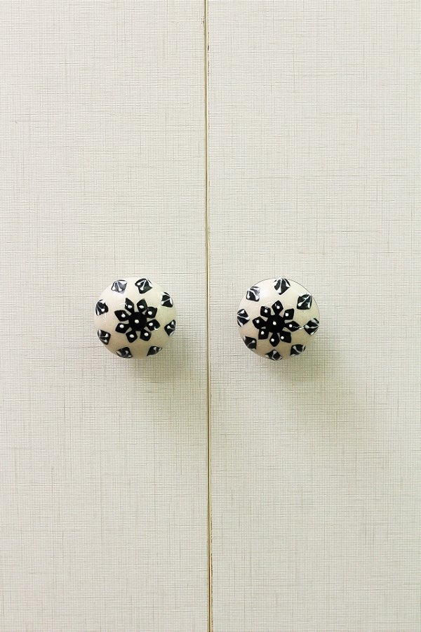 Puxador de Porcelana Off-white com floral preto e pontos brancos