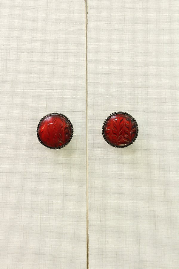 Puxador de metal e resina vermelho