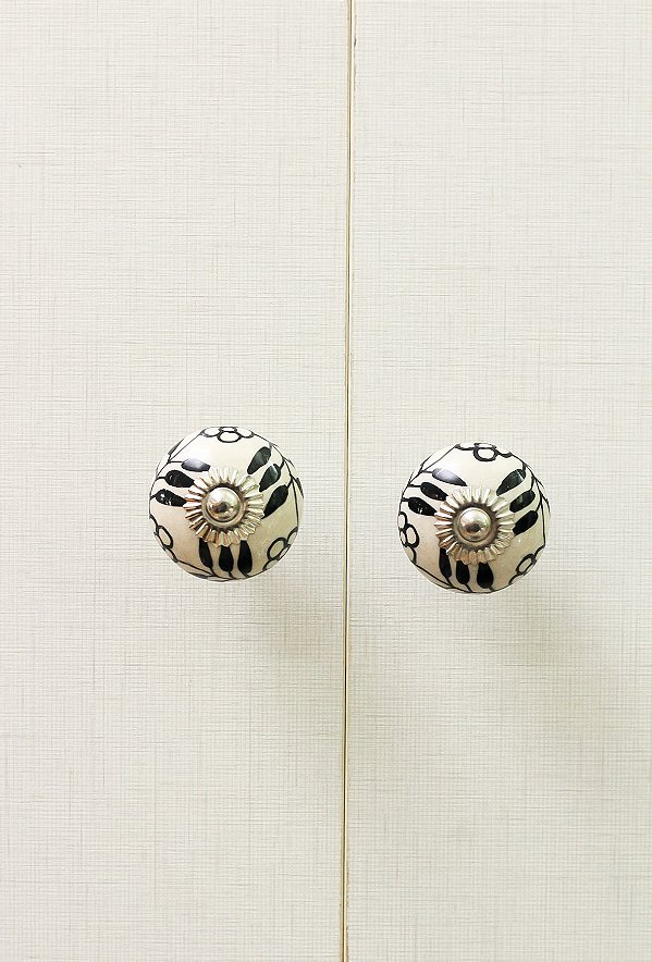 Puxador de Porcelana off-white com floral preto