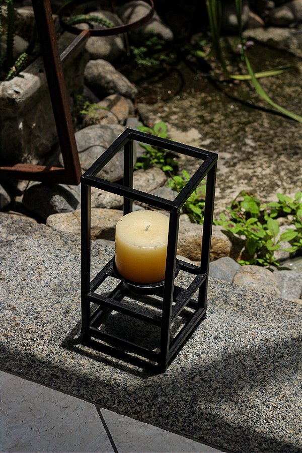 Lanterna em ferro na cor preto fosco pequena (velas não inclusa)