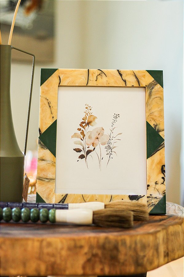 Porta retrato tipo marmorizado com detalhes verde (resina) 32x27x1,5