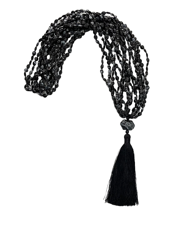 Colar em resina mesclada preto e branca com pedra preta detalhes em dourado com 16 voltas 1.00 m