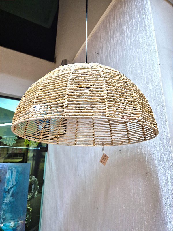 Luminária aramada em palha modelo oca 55 x 30 cm