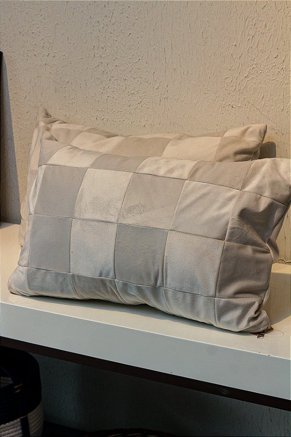 ALMOFADA EM VELUDO CINZA RECORTES QUADRADO TIPO RIM 50 X 30