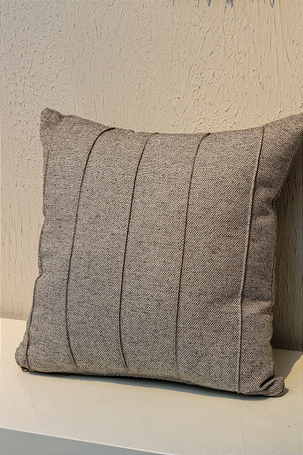 ALMOFADA EM  LINHO RUSTICO QUADRADA MARROM MESCLADO DETALHE EM FRISO