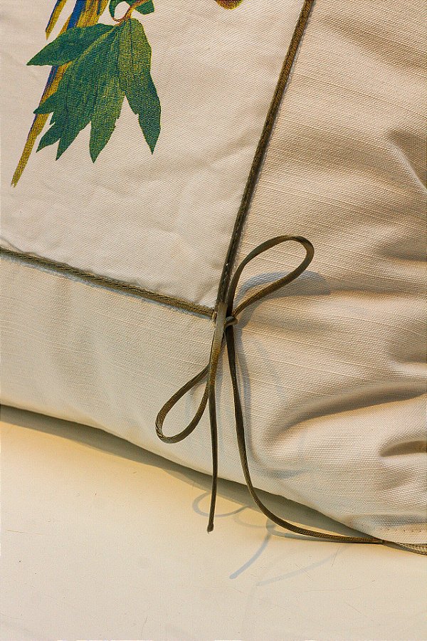 ALMOFADA EM  ALGODÃO QUADRADA OFFWHITE ESTAMPA ARARA 50 X 50
