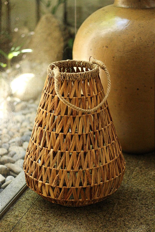 Lanterna de fibra natural com alça tipo corda sisal 57x40