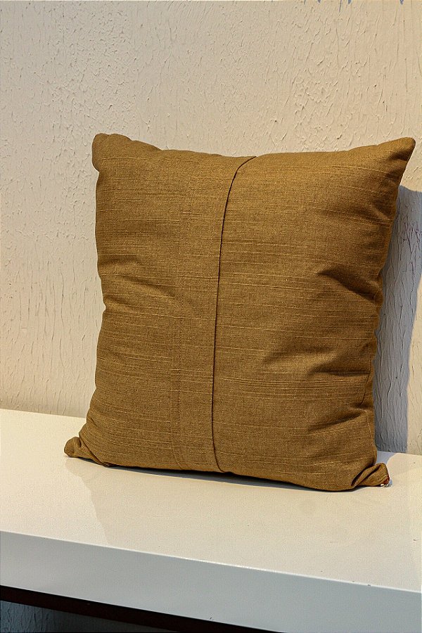 Almofada seda rustica marrom claro com detalhe 50x50
