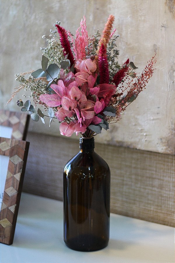 Arranjo Bougainville + garrafa âmbar