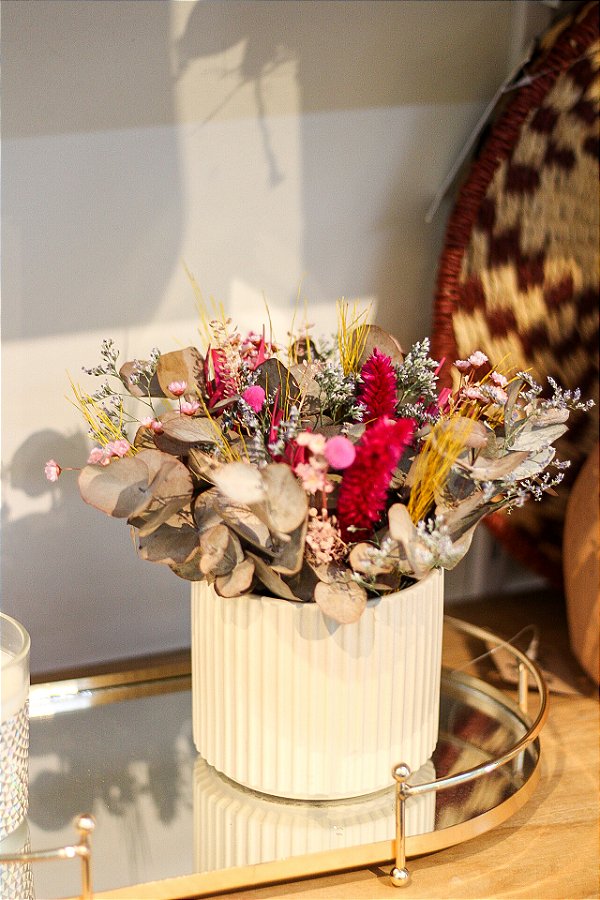 Arranjo desidratado tons de rosa no vaso de cerâmica