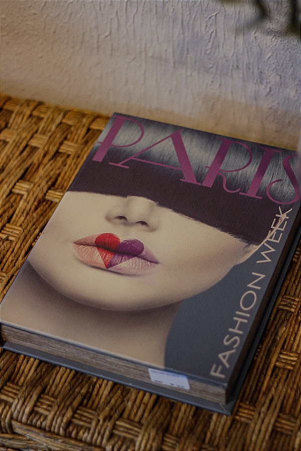 Caixa livro Paris Fashion Week, G