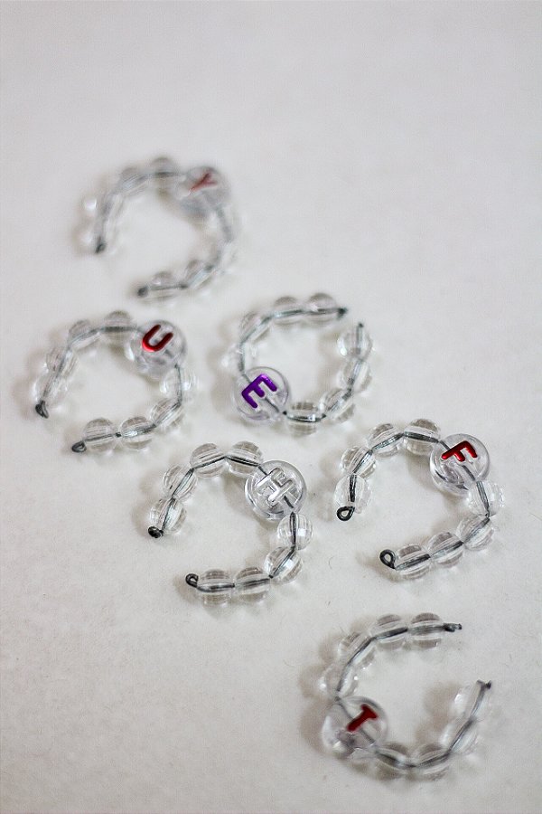 Conjunto de 6 marcadores de taças em miçangas com detalhe de letras