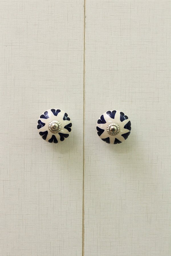 Puxador de Porcelana Off-white com coração azul marinho