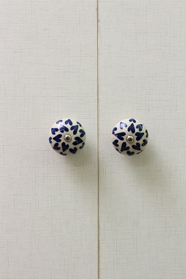 Puxador de Porcelana Off-white com coração azul marinho 2 voltas