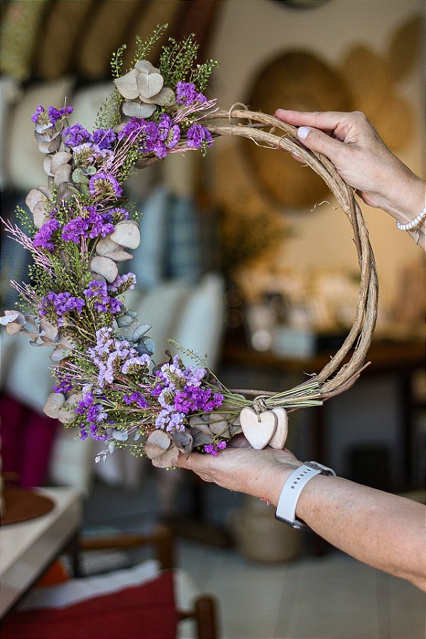 Guirlanda meio arco de Flores Naturais Desidratadas – Tons de Lilás e Verde